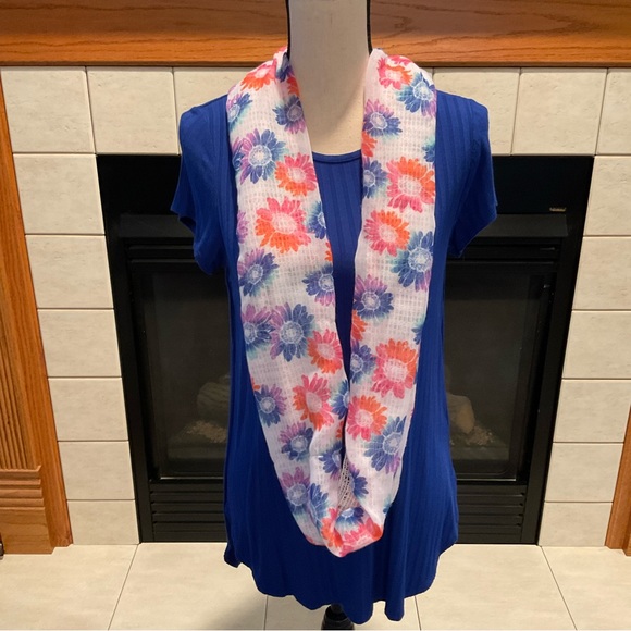Apt 9 Cobalt Blue Short Sleeve Top, Women’s Sz S - Daisy Infinity Scarf - Picture 9 of 12